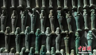 埃及明亚省发现16座距今约2600年的墓葬 以及数千件陪葬品