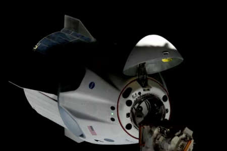 SpaceX载人龙飞船宇航员进入空间站 太空之旅前半段完成