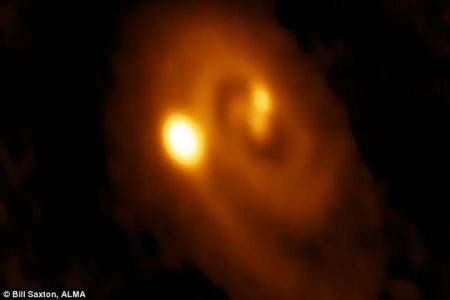这张无线电图像显示了一个三合星系统正在英仙座分子云的一个尘埃盘内部形成。图像由阿塔卡马大型毫米波/亚毫米波阵列获得。