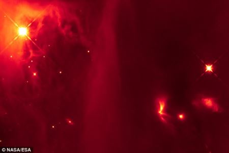 这种红外图像中有一个扇形的明亮天体（右下），据推测是一个联星系统，两颗恒星相互作用时会发出光脉冲。这个原始的联星系统位于英仙座分子云的IC348区域。