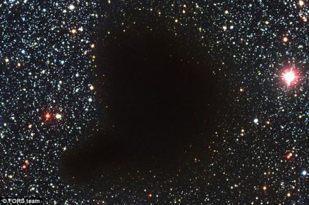 巴纳德68（Barnard 68）暗分子云充满了气体和尘埃，阻挡了内部所形成的恒星，以及位于其背后的恒星和星系的光线。这个恒星“温床”只能通过无线电波进行探测。
