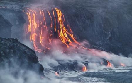 夏威夷基拉韦厄火山喷发画面令人震撼