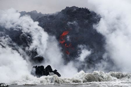 夏威夷游客看火山,船被岩浆击穿