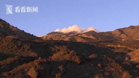 意大利埃特纳火山爆发 罕见横向喷发