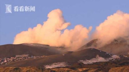 意大利埃特纳火山爆发 罕见横向喷发