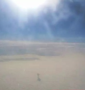 飞机上拍到云上站着人,疑似不明飞行物（UFO)