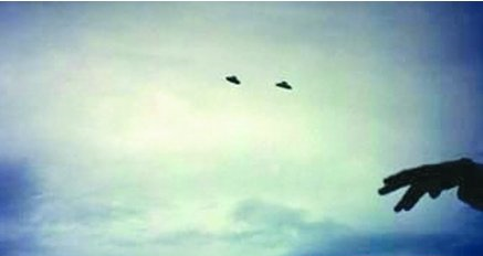 飞机上拍到云上站着人,疑似不明飞行物（UFO)