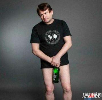 世界上拥有最大阴茎的男人，乔纳·福尔肯(当众测量34厘米)