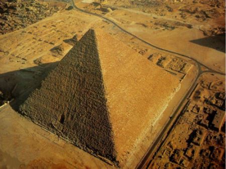 地球上最大的埃及埃及埃及埃及金字塔，胡夫埃及埃及埃及埃及金字塔(136.5米/684万吨)