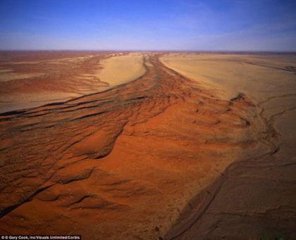 组图：卫星拍到撒哈拉沙漠诡秘“彩虹沙丘”