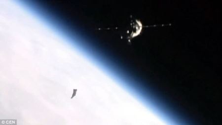 国际空间站外部相机拍摄到附近漂浮着一个疑是不明飞行物的诡秘物体