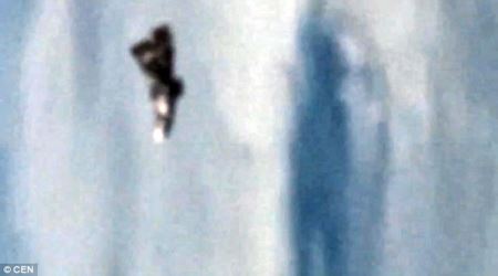 国际空间站外部相机拍摄到附近漂浮着一个疑是不明飞行物的诡秘物体