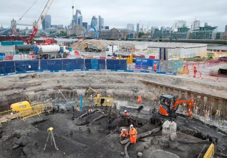 考古学家和伦敦考古博物馆（Museum of London Archaeology）的专家在为泰晤士河潮路管道进行探勘发掘时找出一副500年前的骸骨。 COUR
