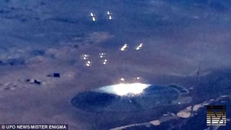 飞机飞抵51区内华达州沙漠时下方出现很大银色圆盘 向空中射出光球