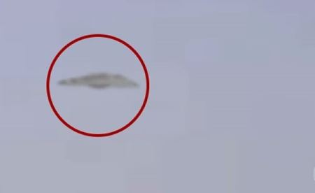 UFO体在空中盘旋