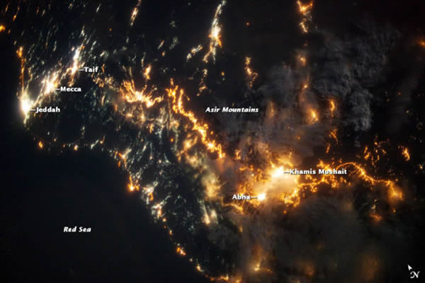 宇宙照片显示沙特阿拉伯西南部沿海地区晚上的城市灯火