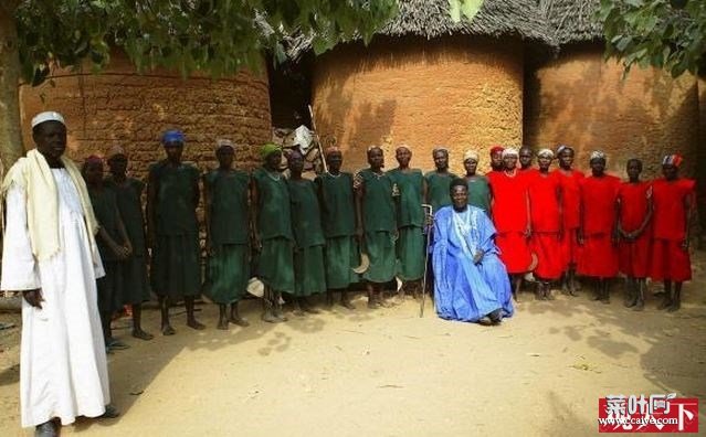 35岁非洲男子拥有19个老婆，其中8个是他的“后妈”！