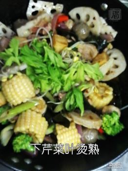 用呷哺呷哺小龙虾调味料制作简易麻辣香锅，配上米饭热乎乎的吃吧