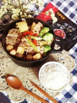 用呷哺呷哺小龙虾调味料制作简易麻辣香锅，配上米饭热乎乎的吃吧