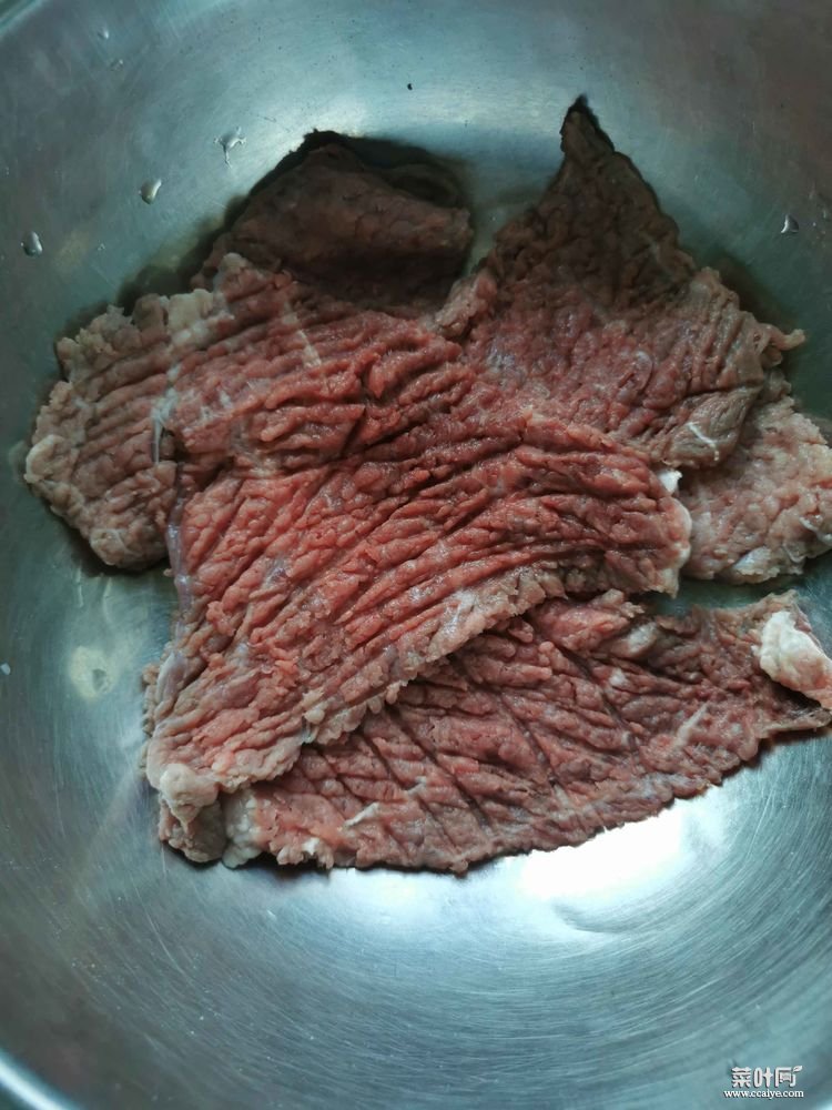 新鲜牛肉很有光泽感，指压后凹陷立即恢复