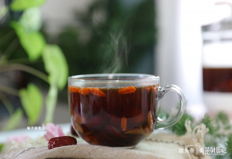 红糖姜茶食材是老红糖和老黄姜，适合女性朋友们喝