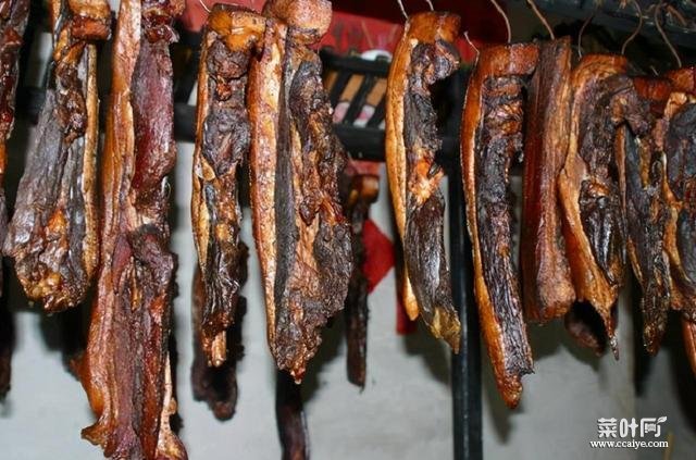 湖南湘西腊肉吃起来油而不腻，贵州腌熏肉用的松柏树枝