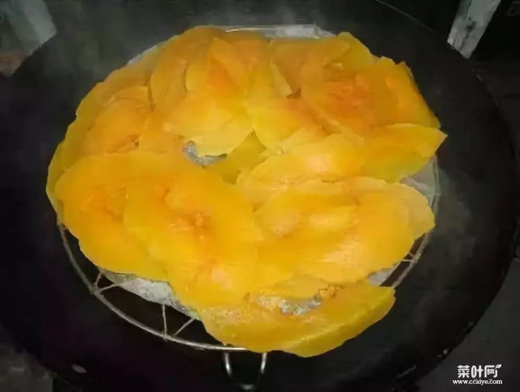 橙色饺子皮的做法：南瓜隔水用大火蒸熟