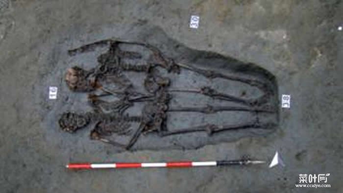 意大利考古发现的2具牵手骨骸“摩德纳的恋人”原本都是男性
