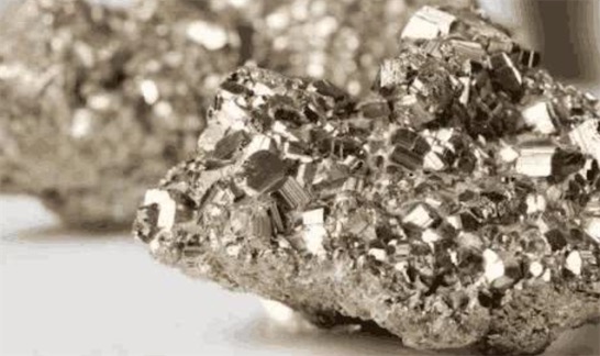 世界上最贵的石头 锎一克价值两亿元