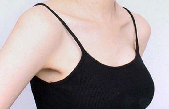 世界上乳房下垂最严重的女人:掉到腰部？像泄气的皮球