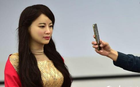 中国最美机器人 佳佳竟被问是否有男朋友
