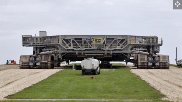 履带式运输机 2 (CT-2) 于 2018 年 5 月 22 日在佛罗里达州NASA肯尼迪航天中心的斜坡上缓慢移动到发射台 39B 的表面，以进行合身检查.jpg
