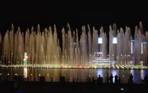 世界上最大最壮观的喷泉 迪拜音乐喷泉耗资15亿建成