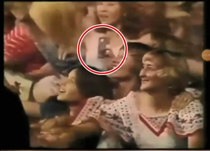 惊见时空旅人？女粉丝45年前拿智能手机看猫王演唱会