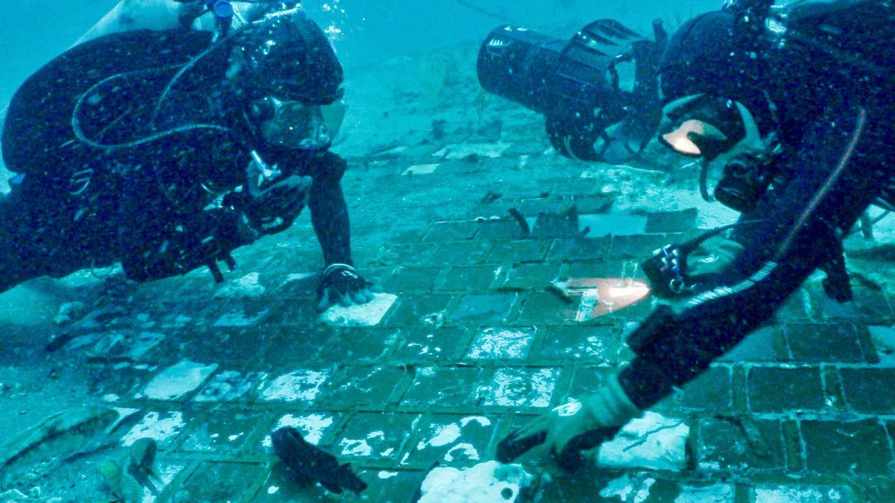 美国佛罗里达州海岸的海底发现1986年1月28日爆炸的挑战者号航天飞机遗骸