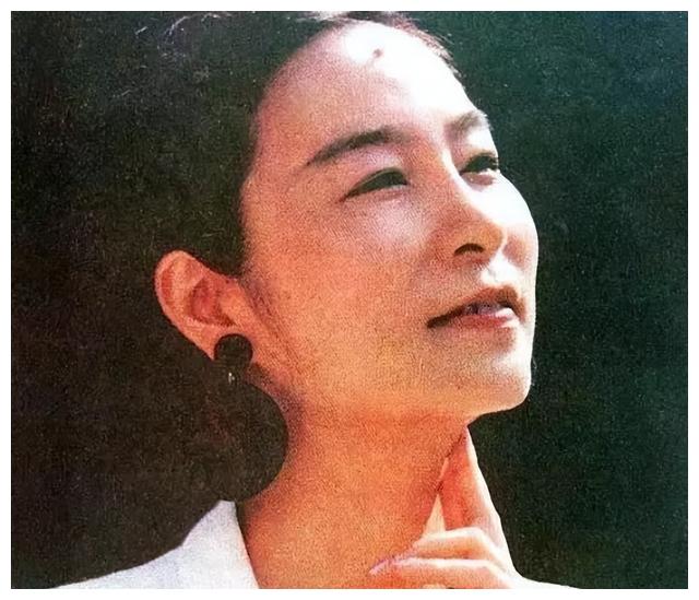 演员奚美娟：没出月子被离婚，单亲妈妈27年，风光背后有眼泪