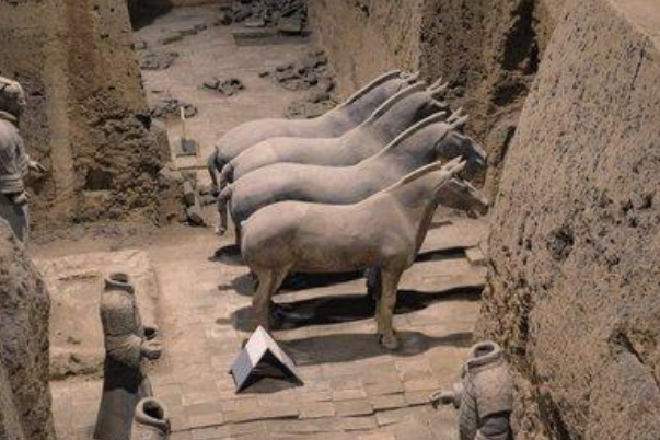 秦始皇陵墓里有什么：有很多陪葬品(兵马俑、九个鼎)