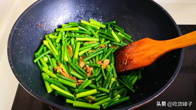 怎么炒的蒜苔又脆又香（直接下锅炒就废了）(5)