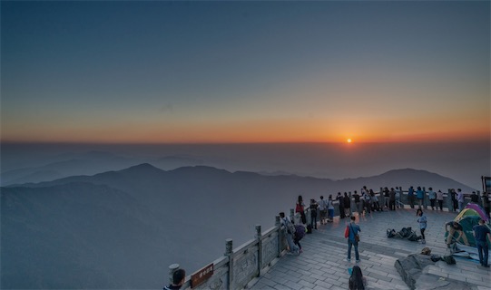 衡山最高的峰 祝融峰高1300米