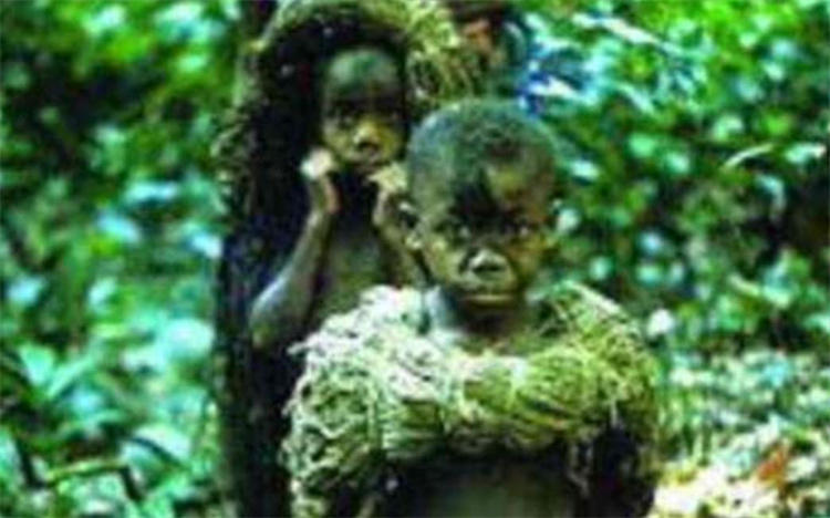 非洲发现新人种，绿色皮肤的原始人，血液的颜色也是绿色