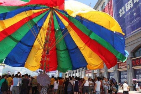 世界上最大的伞 直径长达18 15米 能遮住一个小广场