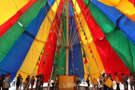 世界上最大的伞 直径长达18 15米 能遮住一个小广场