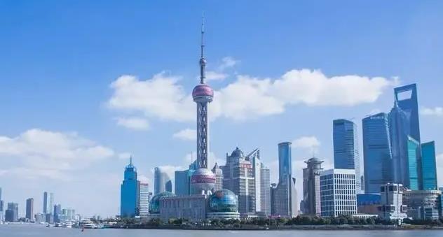 上海的外滩用几个词来夸夸它是什么？上海和北京哪个大？
