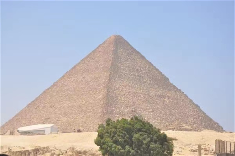 金字塔最初不是金色的，而是白色的，因两个原因变成今天的样子