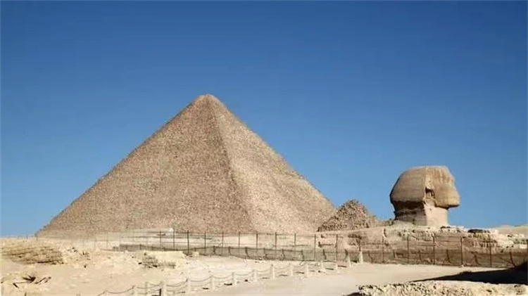 金字塔最初不是金色的，而是白色的，因两个原因变成今天的样子