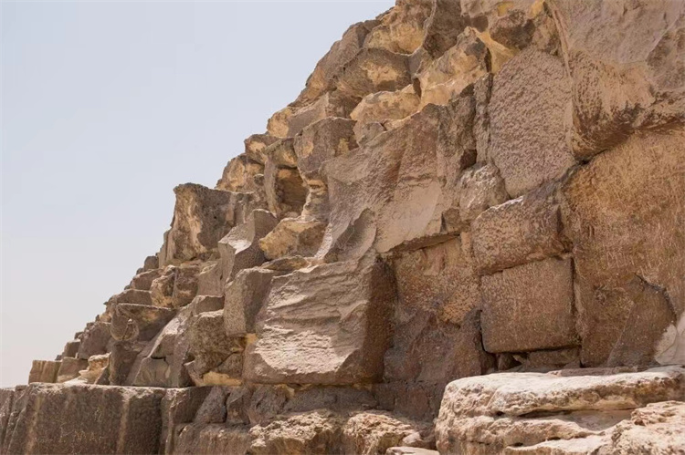 埃及金字塔为何过了几千年都没倒塌？科学家研究后发现其中的原因