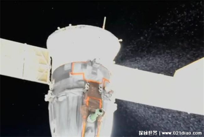 空间站俄罗斯载人飞船漏了，可能是太空碎片(冷却剂泄漏)