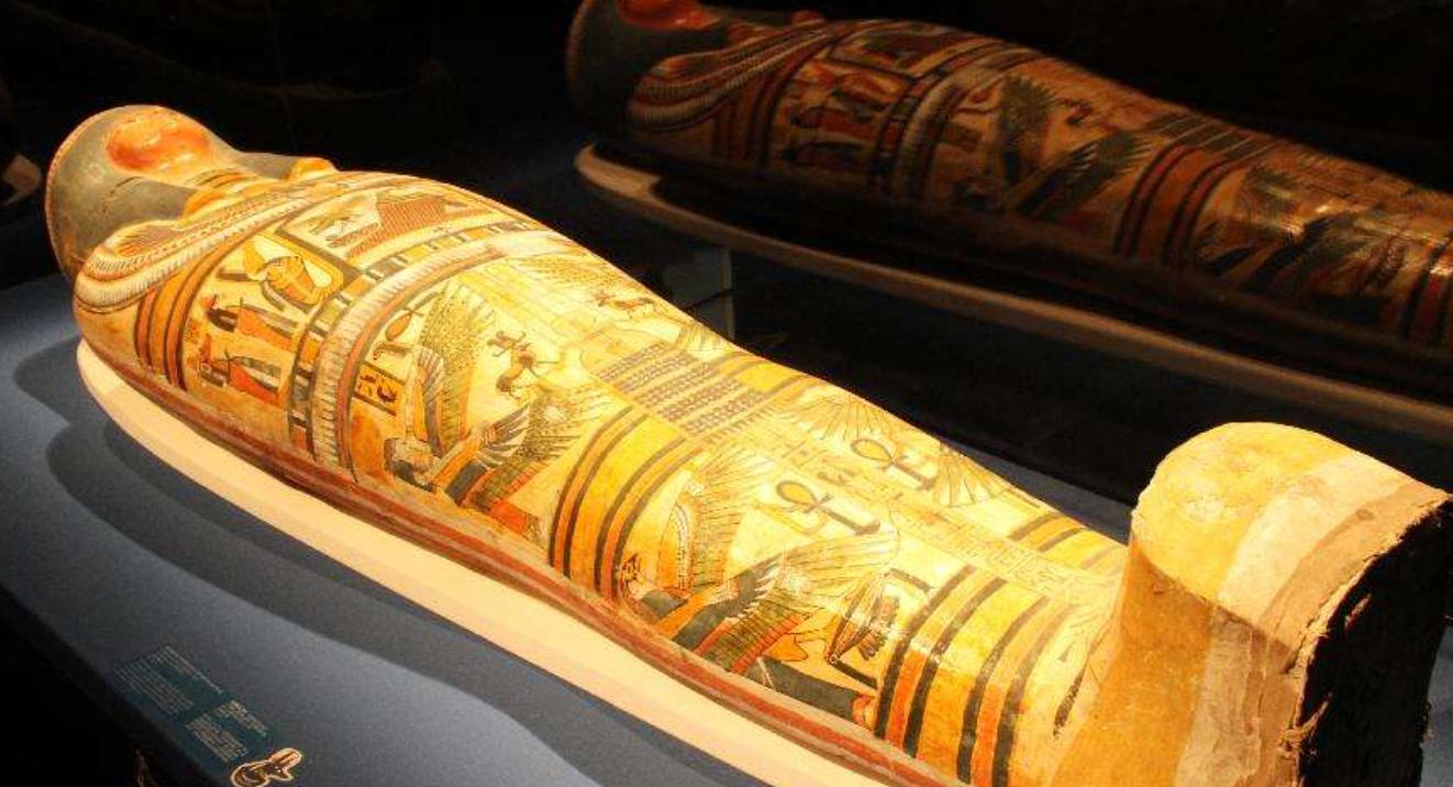 金棺里的木乃伊法老埃及艳后棺材上有鸟还有很多的图腾