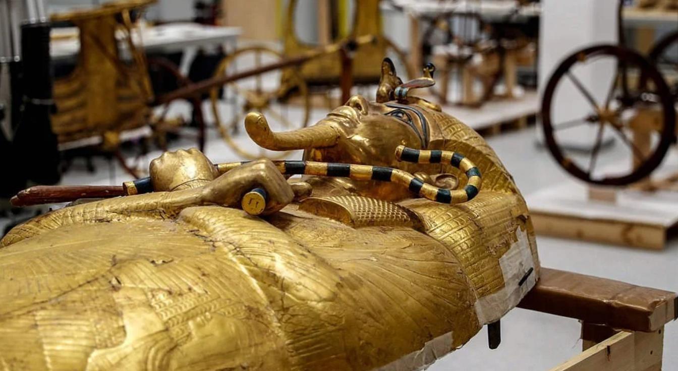 金棺里的木乃伊法老埃及艳后棺材上有鸟还有很多的图腾
