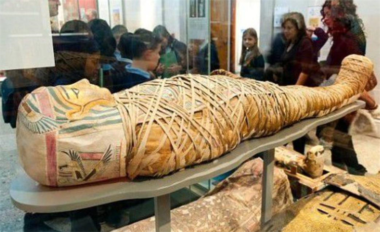 英国考古学家 发现了法老之前的木乃伊 发现它有个明显的不同